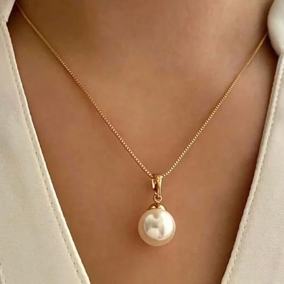 Elegant Gold and Pearl Necklace Set - Picture 3 of 7